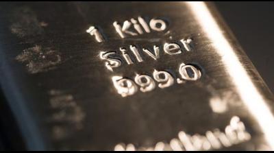 Рекордните цени на златото го влечат среброто нагоре, чекајќи да се достигне 10-годишен максимум
