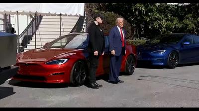 Сопствениците на автомобили Tesla ги заменуваат своите возила за други марки во рекорден број